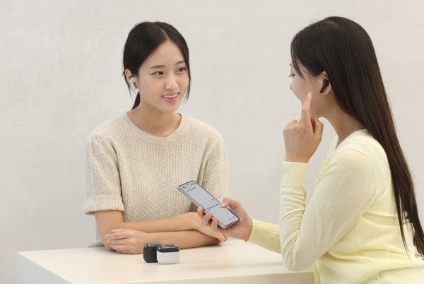 삼성전자 모델이 19일 국내 출시하는 ‘갤럭시 버즈3 FE’의 ‘실시간 통역’ 기능과 ‘액티브 노이즈 캔슬링’ 기능을 체험하는 모습 (사진=삼성전자 제공) 2025.09.18, snakorea.rc@gmail.com , *재판매 및 DB 금지