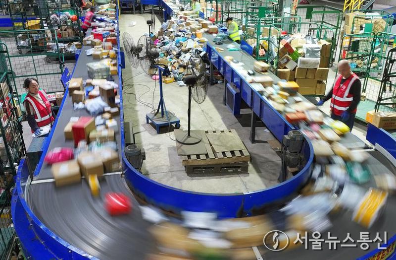 추석 명절을 앞두고 국토교통부는 ‘추석 명절 택배 특별관리기간’으로 운영한다. / 사진 = 신화통신