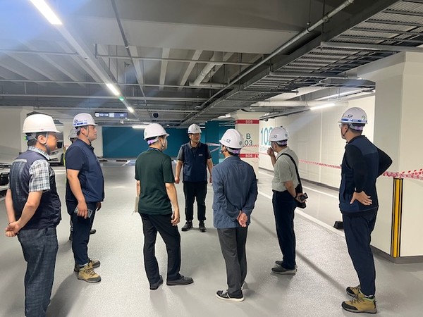 진출입로 문제로 오랜기간 입주가 지연됐던 처인구 삼가동 ‘삼가2지구 힐스테이트 용인포레’에 대한 하자 우려를 해소하고자 특별 품질 점검을 실시하고 있는 관게자들. 사진/용인특례시