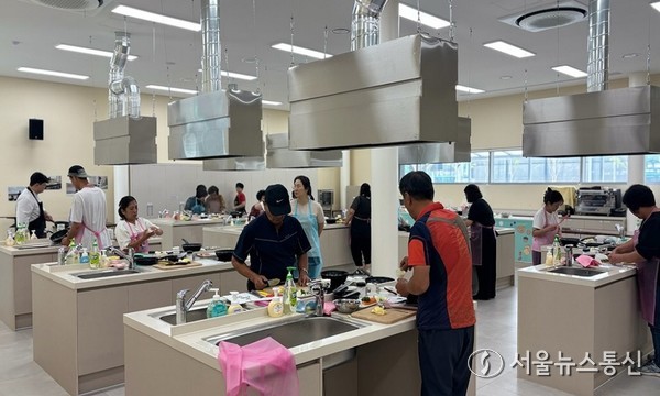 밀양시 산내면의 귀농·귀촌인과 지역 주민들이 단장면 선샤인 밀양 테마파크에서 쿠킹클래스 체험을 하고 있다.