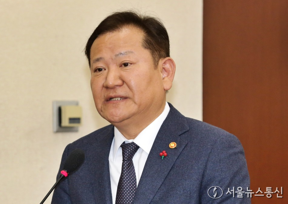 이상민 행정안전부 장관이 5일 오전 서울 여의도 국회에서 열린 비상계엄 관련 행정안전위원회 전체회의에서 계엄 당시 상황에 대한 업무보고를 하고 있다. (2024.12.05) / 사진 = 서울뉴스통신 이창호 기자