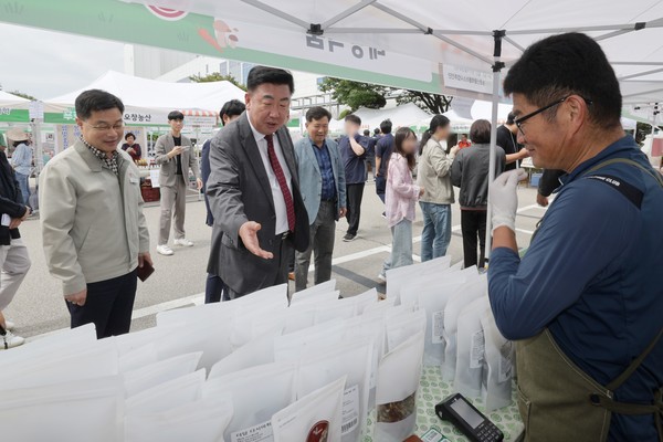 기업·농가와 함께한 농산물 직거래장터 사진(제공=청주시) *재판매 및 DB 금지