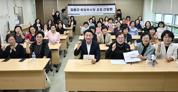 의정부시는 22일 의정부시봉사회관 강당에서 21세기여성정치연합 의정부시지회와 함께 여성정치 활성화를 위한 간담회를 개최했다.
