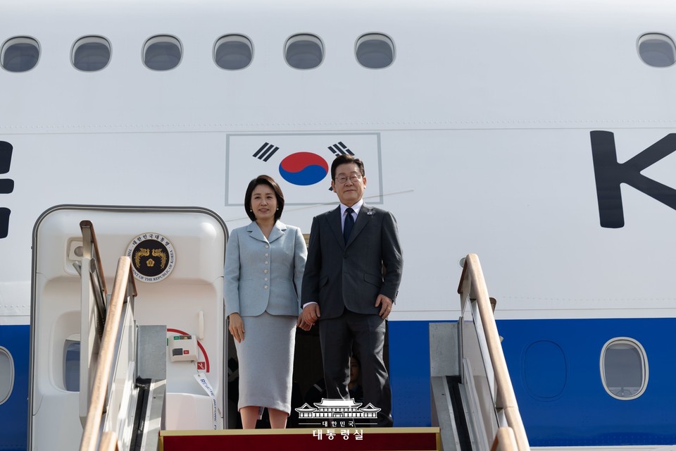 이재명 대통령과 김혜경 여사가 제80차 유엔총회 참석차 미국 뉴욕을 방문하기 위해 22일 경기 성남 서울공항에 도착해 공군 1호기에 탑승하며 인사하고 있다. 2025.09.22 / 사진 = 대통령실