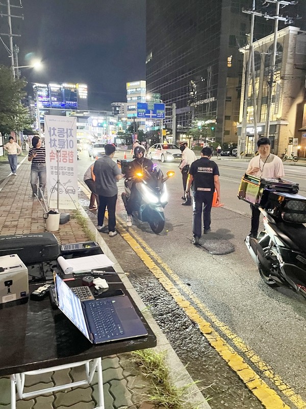 의정부시는 17일 동부교차로 인근 도로에서 의정부경찰서, 한국교통안전공단 경기북부본부와 함께 불법 이륜자동차에 대한 야간 합동 지도‧단속을 실시했다.