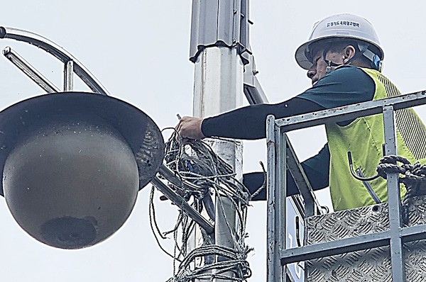 의정부시는 20일 옥외광고협회 의정부지부와 합동으로 관내 주요 도로변과 상가 밀집지역의 불법현수막 잔여 끈을 일제 정비했다.