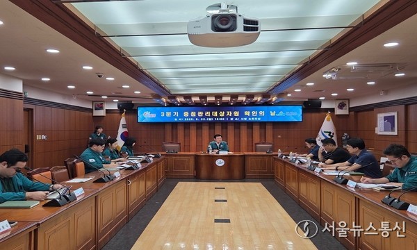 밀양시청 소회의실에서 열린 2025년 3분기 중점관리대상자원 확인의 날 회의 모습