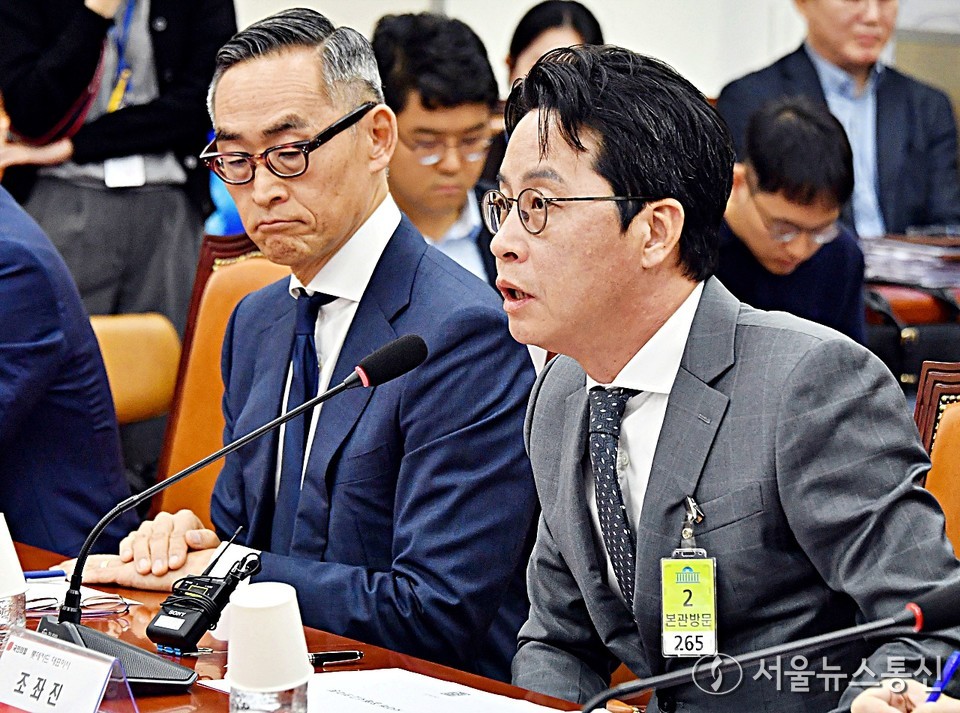 조좌진 롯데카드 대표이사가 23일 오전 서울 여의도 국회에서 열린 '국민의힘 정무위원회, 롯데카드 개인정보 유출사태 피해자 보호 방안 및 재발방지 대책 간담회'에서 발언을 하고 있다. 왼쪽은 윤종하 MBK파트너스 부회장. (2025.09.23) / 사진 = 서울뉴스통신 이민희 기자 