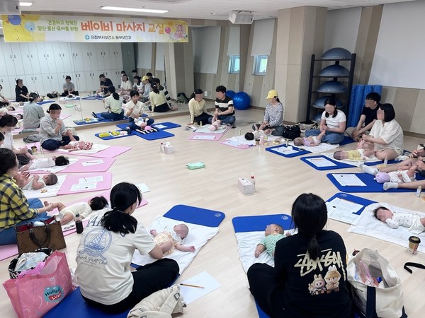 의정부시 보건소 동부보건과는 3개월~6개월 영아와 보호자 12팀을 대상으로 9월 한 달간 운영한 ‘베이비 마사지교실’ 2기를 23일 성황리에 마무리했다.