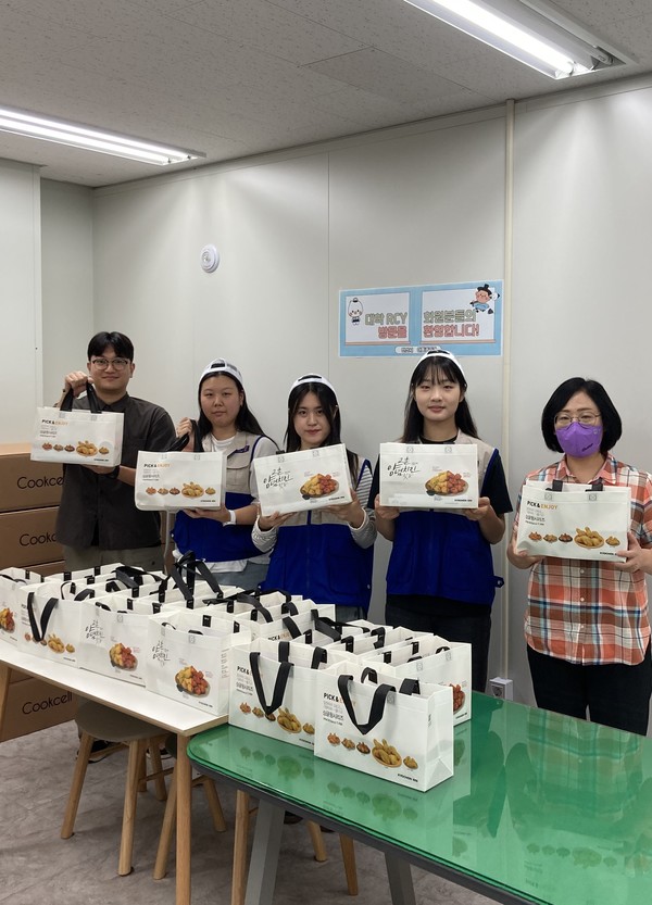 대학RCY 회원들이 안산시 아동권리과에 교촌치킨을 전달하고 있다. [사진=