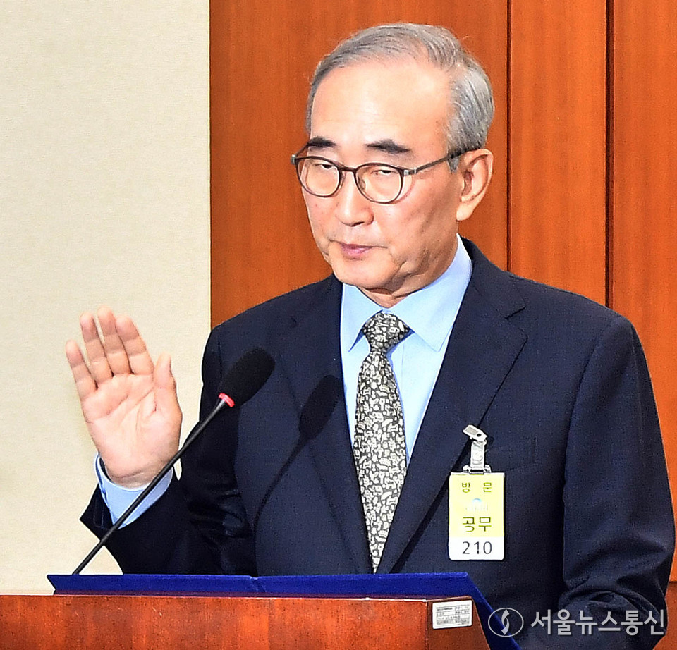 김영섭 KT 대표이사가 24일 오전 서울 여의도 국회 과학기술정보방송통신위원회 전체회의에서 열린 대규모 해킹사고(통신·금융) 관련 청문회에서 선서를 하고 있다. (사진=이민희 기자) 2025.09.24, snakorea.rc@gmail.com , *재판매 및 DB 금지