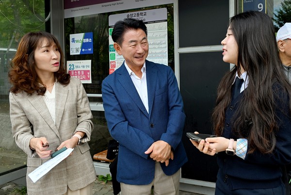 김동근 시장은 이날 초정밀 버스위치정보 서비스 시연을 직접 확인하고, 제안을 처음 건넸던 의정부여고 조아진 학생과 함께 학생 통학버스에 탑승해 등굣길을 동행했다.