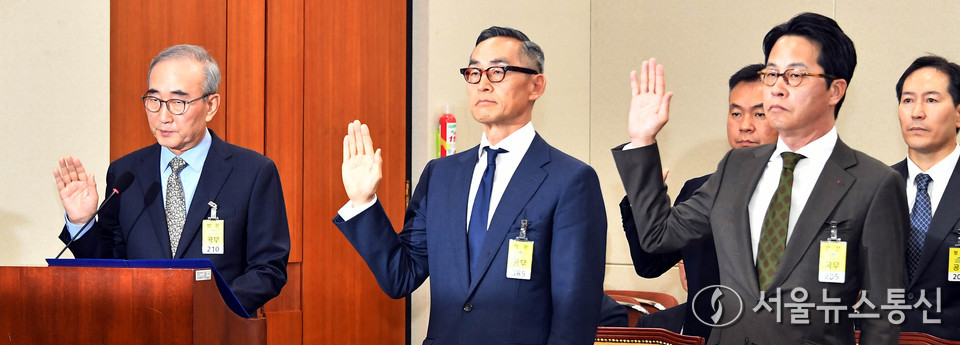 김영섭 KT 대표이사를 비롯한 증인들이 24일 오전 서울 여의도 국회 과학기술정보방송통신위원회 전체회의에서 열린 대규모 해킹사고(통신·금융) 관련 청문회에서 선서를 하고 있다. 왼쪽부터 김영섭 KT 대표이사, 윤종하 MBK파트너스 부회장, 조좌진 롯데카드 대표이사. (사진=신현성 기자) 2025.09.24, snakorea.rc@gmail.com , *재판매 및 DB 금지