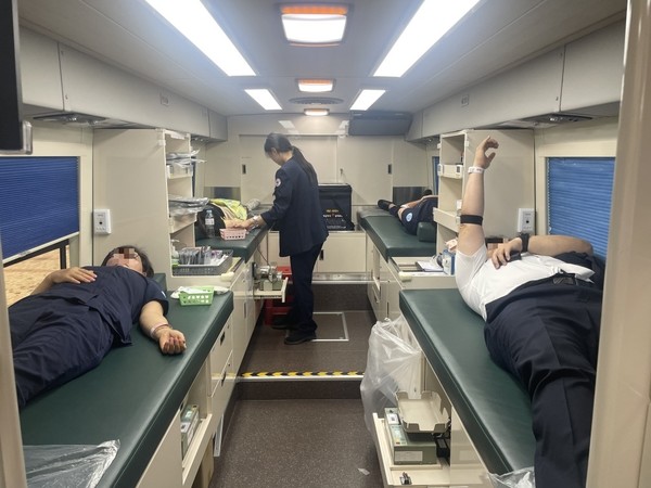 신안군은 9월 24일(수) 신안군보건소 정문 앞에서 단체헌혈 행사를 열고, 군민과 함께 생명을 살리는 뜻깊은 시간을 가지며 소중한 나눔의 가치를 실천했다