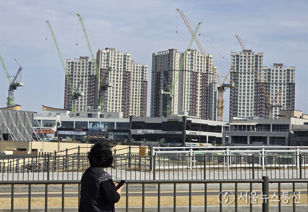 이재명 정부 첫 국정감사를 앞두고 건설업계가 바짝 긴장하고 있다. 사진은 거북섬 개발현장에서 한 시민이 아파트 분양 및 건설현장을 바라보고 있다. (2024.03.24) / 사진 = 서울뉴스통신 최정인 기자