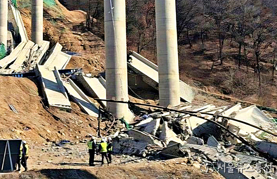 10명의 사상자가 발생한 경기도 안성시 서운면 산평리 '안성 고속도로 교각 붕괴' 현장에서 관계자들이 현장조사를 하고 있다.  (2025.02.25) / 사진 = 김철환 천안시의원 제공