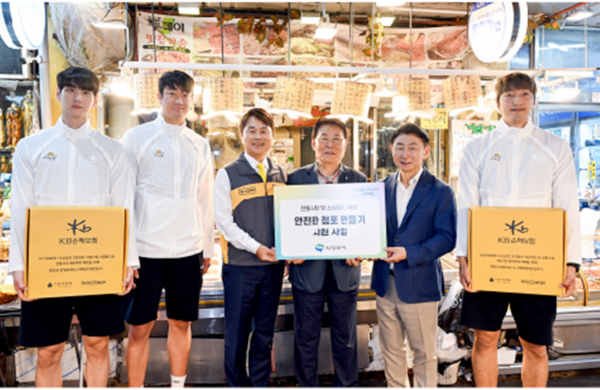 김동근 시장이 24일 KB손해보험 ‘안전 점포 만들기’ 사업 전달식에서 참석자들과 함께 기념사진을 찍고 있다.