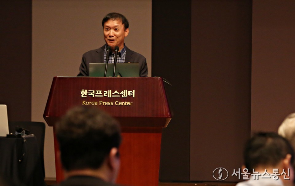 김명호 재능대학교 책임교수가 25일 서울 중구 한국프레스센터에서 열린 구조화된 인지 루프(SCL) 기술발표회에서 개념 구조를 설명하고 있다. (사진=신현성 기자) 2025.09.25, snakorea.rc@gmail.com , *재판매 및 DB 금지