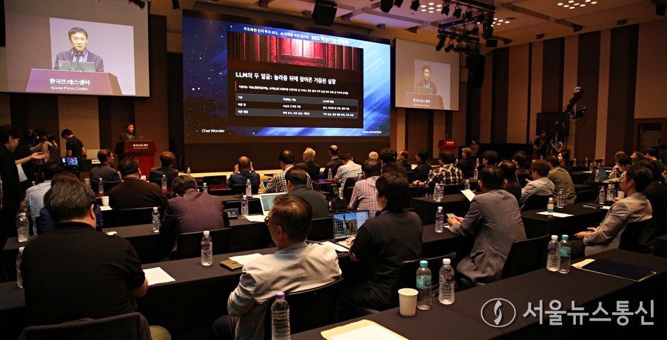 김명호 재능대학교 책임교수가 25일 서울 중구 한국프레스센터에서 열린 구조화된 인지 루프(SCL) 기술발표회에서 개념 구조를 설명하고 있다. (사진=신현성 기자) 2025.09.25, snakorea.rc@gmail.com , *재판매 및 DB 금지