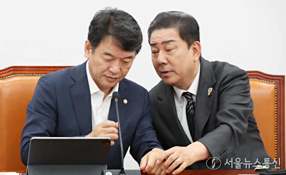 김병기 더불어민주당 원내대표와 문진석 원내운영수석부대표가 26일 오전 서울 여의도 국회에서 열린 원내대책회의에서 대화하고 있다. (사진=신현성 기자) 2025.08.26, snakorea.rc@gmail.com , *재판매 및 DB 금지