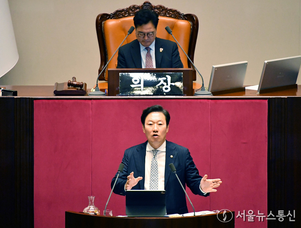 박수민 국민의힘 의원이 26일 오전 서울 여의도 국회에서 열린 본회의에서 정부조직법 반대 필리버스터를 하고 있다. (사진=이민희 기자) 2025.09.26, snakorea.rc@gmail.com , *재판매 및 DB 금지