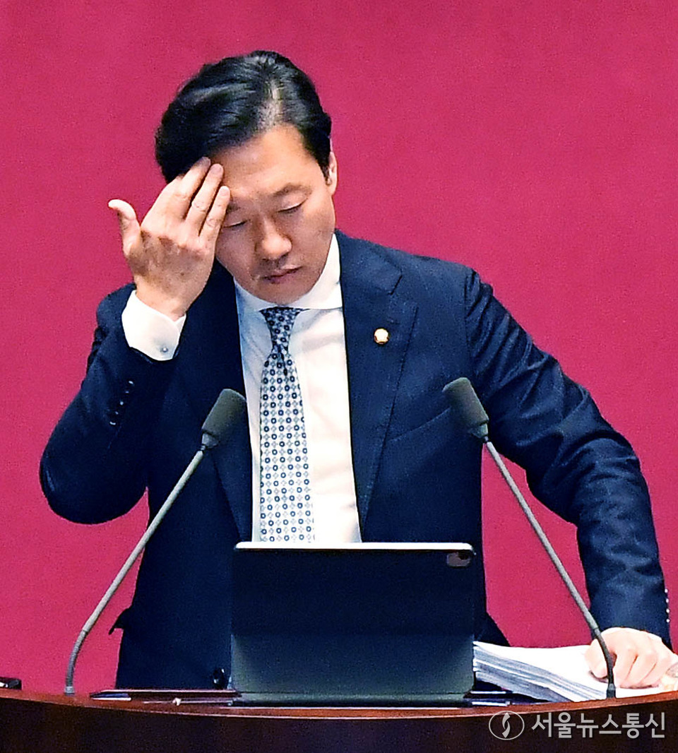 박수민 국민의힘 의원이 26일 오전 서울 여의도 국회에서 열린 본회의에서 정부조직법 반대 필리버스터를 하던 중 잠시 생각에 잠겨 있다. (사진=이민희 기자) 2025.09.26, snakorea.rc@gmail.com , *재판매 및 DB 금지