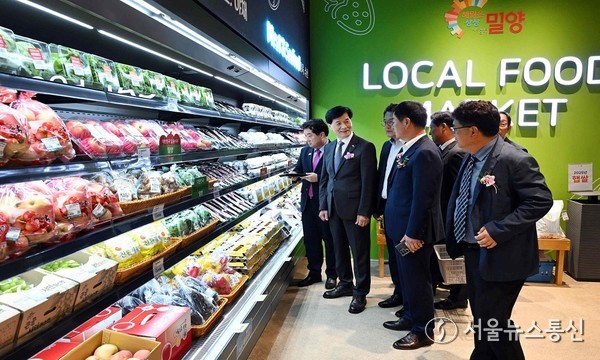로컬푸드 행복장터 개장 행사 참석자들이 매장을 살펴보는 장면
