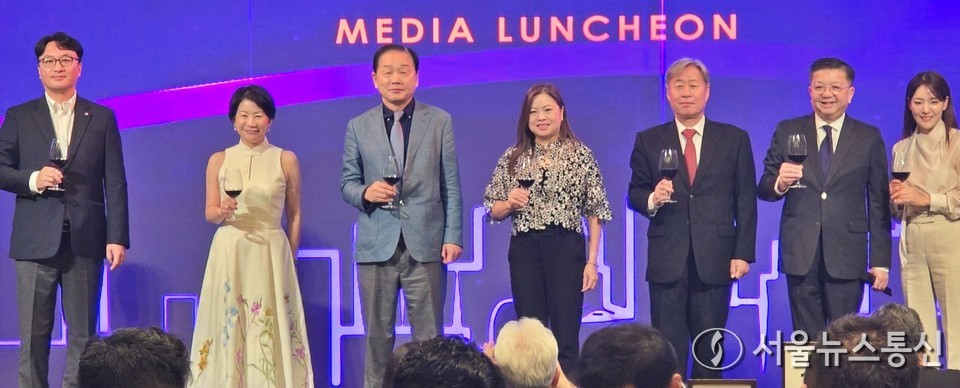  26일 서울 동대문 JW메리어트 동대문 스퀘어에서 열린 '홍콩 메가 이벤트 쇼케이스'행사에서 로사나 로(가운데) 홍콩문화체육관광국 장관를 비롯 참석자들이 기념촬영을 하고 있다. (사진=최정인 기자) 2025.09.26, snakorea.rc@gmail.com , *재판매 및 DB 금지