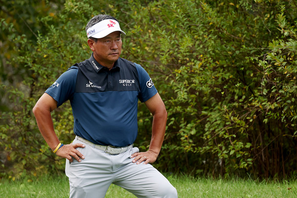 최경주 13번홀 티그라운드 볼의 방향 살피는 (사진제공 KPGA) 2025.09.27, snakorea.rc@gmail.com , *재판매 및 DB 금지