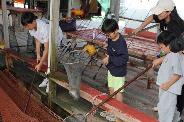충남 서산시 창리항에서 바다 위 낚시터와 해상펜션까지는 배로 5분 정도 소요된다. 다양한 낚시 체험이 가능해 많은 관광객이 해상낚시 등 해상 펜션에서 하룻밤을 보내기 위해 서산 창리항을 찾고있다. (사진 공동취재) 2025.09.28, snakorea.rc@gmail.com , *재판매 및 DB 금지
