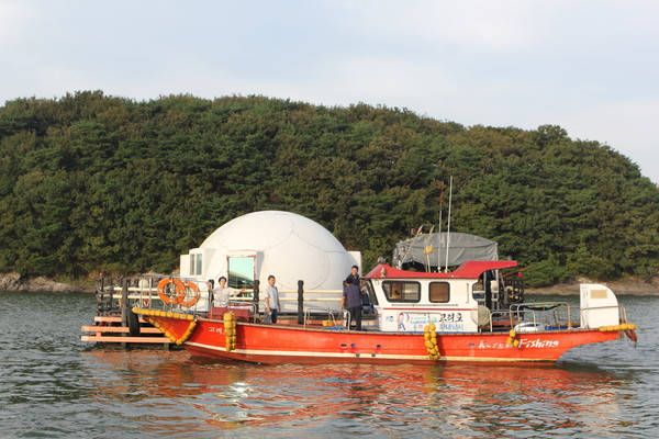 충남 서산시 창리항에서 바다 위 낚시터와 해상펜션까지는 배로 5분 정도 소요된다. 다양한 낚시 체험이 가능해 많은 관광객이 해상낚시 등 해상 펜션에서 하룻밤을 보내기 위해 서산 창리항을 찾고있다. (사진 공동취재)2025.09.28, snakorea.rc@gmail.com , *재판매 및 DB 금지