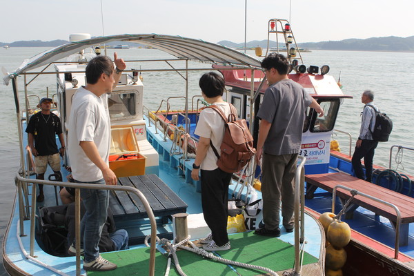 충남 서산시 창리항에서 바다 위 낚시터와 해상펜션까지는 배로 5분 정도 소요된다. 다양한 낚시 체험이 가능해 많은 관광객이 해상낚시 등 해상 펜션에서 하룻밤을 보내기 위해 서산 창리항을 찾고있다. (사진 공동취재)2025.09.28, snakorea.rc@gmail.com , *재판매 및 DB 금지