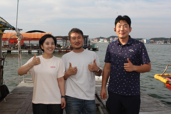 창리항의 미래를 설계하고 있는 박태욱 청년계장(오른쪽)이 바다 위에서 낚시를 즐기고 있는 관계자들과 기념사진을 찍고 있다. (사진 공동취재) 2025.09.28, snakorea.rc@gmail.com , *재판매 및 DB 금지