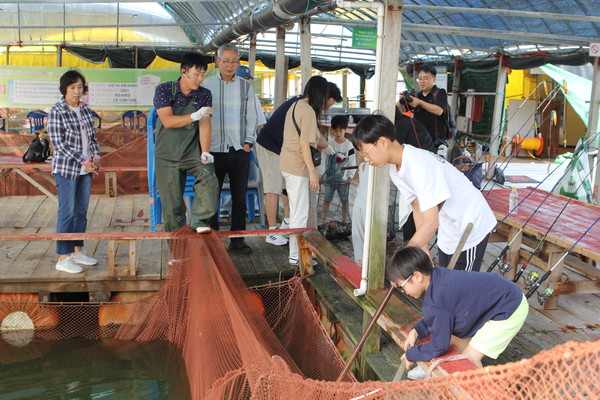 바다 위에서 직접 낚시를 즐기며, 가족과 함께 힐링하는 가족 중심의 관광객들이 아이들과 함께 직접 체험하며 잡은 물고기를 뜰채로 올리고 있다. (사진 공동취재) 2025.09.28, snakorea.rc@gmail.com , *재판매 및 DB 금지