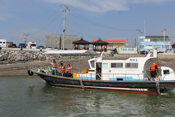 충남 서산시 창리항에서 바다 위 낚시터와 해상펜션까지는 배로 5분 정도 소요된다. 다양한 낚시 체험이 가능해 많은 관광객이 해상낚시 등 해상 펜션에서 하룻밤을 보내기 위해 서산 창리항을 찾고있다. (사진 공동취재)2025.09.28, snakorea.rc@gmail.com , *재판매 및 DB 금지