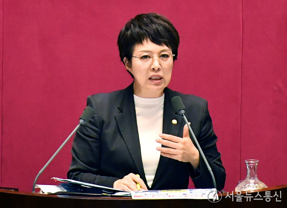 김은혜 국민의힘 의원이 29일 서울 여의도 국회 본회의에서 '국회에서의 증언·감정 등에 관한 법률 일부개정법률안(대안)에 대한 반대 무제한 토론(필리버스터)을 하고 있다. (사진=이민희 기자) 2025.09.29, snakorea.rc@gmail.com , *재판매 및 DB 금지