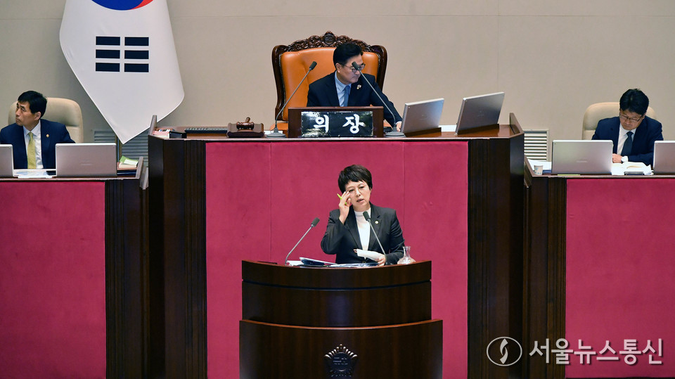김은혜 국민의힘 의원이 29일 서울 여의도 국회 본회의에서 '국회에서의 증언·감정 등에 관한 법률 일부개정법률안(대안)에 대한 반대 무제한 토론(필리버스터)을 하고 있다. (사진=이민희 기자) 2025.09.29, snakorea.rc@gmail.com , *재판매 및 DB 금지