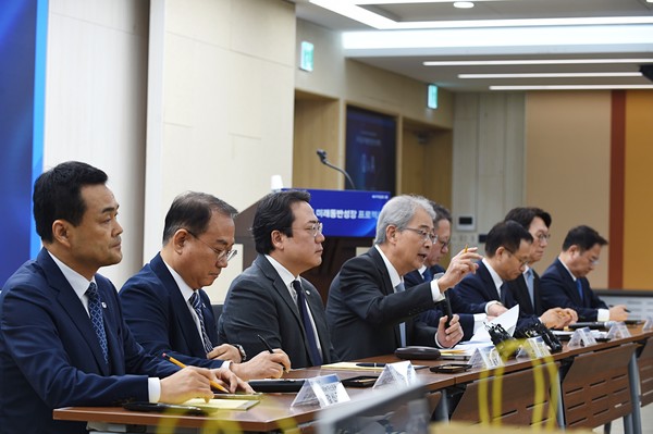우리금융그룹은 29일 오전 서울 회현동 본사에서 '미래동반성장 프로젝트 최고경영자(CEO) 합동 브리핑'을 개최했다. 브리핑에는 임종룡 우리금융지주 회장과 정진완 우리은행장을 비롯해 우리투자증권 남기천, 보험(ABL) 곽희필, 저축은행 이석태, 자산운용 최승재, 벤처파트너스 김창규, PE 강신국 등 자회사 CEO가 참석했다. 사진 신현성 기자 2025.09.30, snakorea.rc@gmail.com , *재판매 및 DB 금지