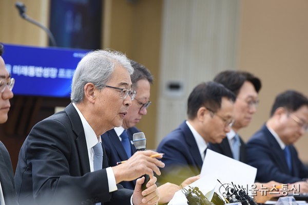 임종룡 우리금융그룹 회장이 29일 서울 중구 회현동 본사에서 ‘우리금융 미래동반성장 프로젝트 CEO 힙동 브리핑’을 개최하고, 향후 5년간 총 80조원을 투입해 생산적 금융전환과 포용금융 확대에 나선다고 밝혔다. 이날 임종룡 회장은 정부가 추진하는 국민성장펀드에 민간 첫 사례로 10조원 참여 계획안도 내놨다. 사진 신현성 기자 2025.09.30, snakorea.rc@gmail.com , *재판매 및 DB 금지