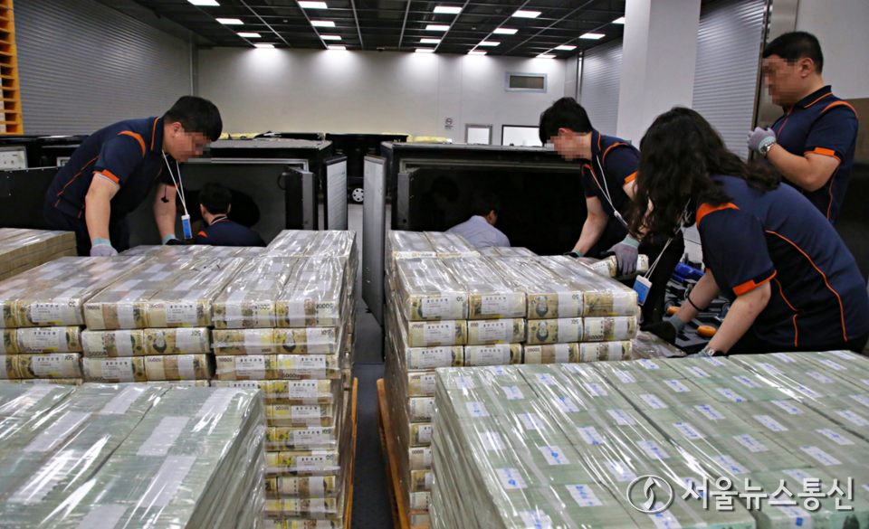 한국은행 관계자들이 30일 서울 중구 한국은행 화폐수납장에서 추석 화폐 공급을 하고 있다. (사진=신현성 기자) 2025.09.30, snakorea.rc@gmail.com , *재판매 및 DB 금지