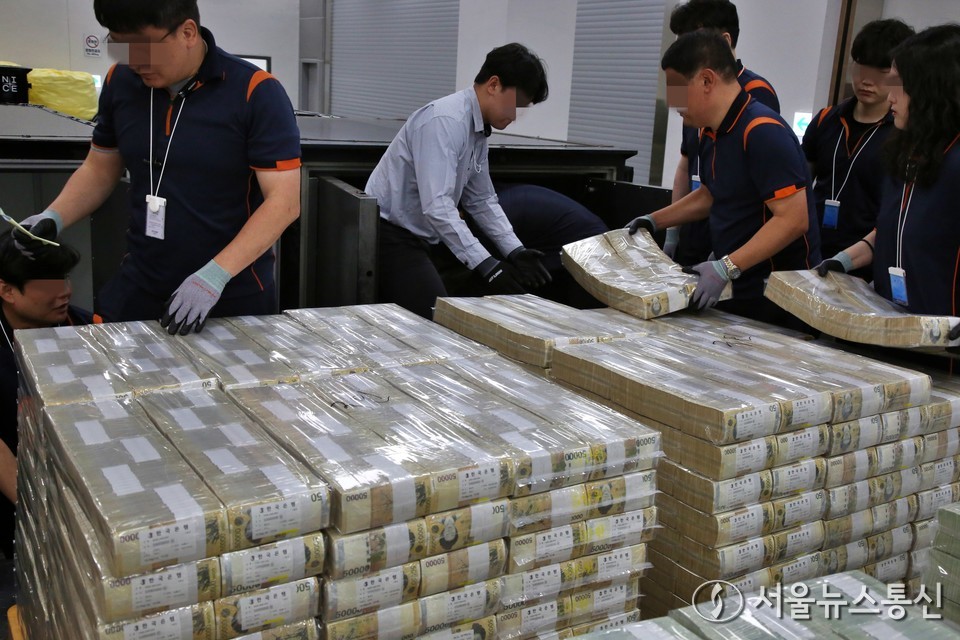 한국은행 관계자들이 30일 서울 중구 한국은행 화폐수납장에서 추석 화폐 공급을 하고 있다. (사진=신현성 기자) 2025.09.30, snakorea.rc@gmail.com , *재판매 및 DB 금지