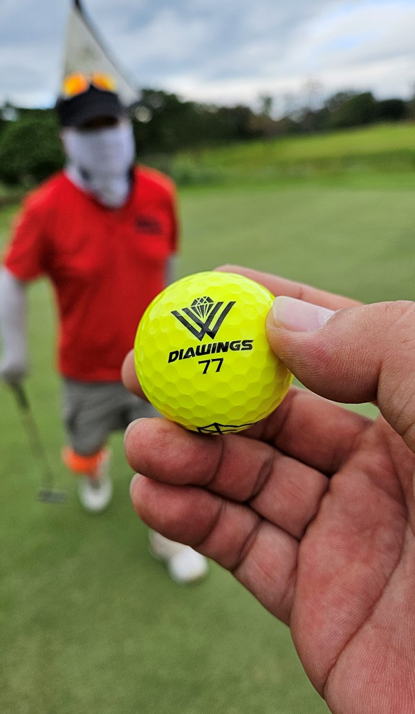 클락의 한 골프장에서 한국 골퍼들이 다이아윙스 볼을 가지고 라운딩을 하고 있다. 2017년 첫 선을 보인 다이아윙스가 ‘20m 더 나가는 공인구 골프공’으로 아마추어 골퍼들 사이에서 큰 반향을 일으키며 8년 만에 국내외 골프 시장에서 두각을 나타내고 있다. 특히 강남 여사님들 사이에서 입소문을 타며 프리미엄 골프공 브랜드로 자리 잡았다. (사진 이민희 기자) 2025.09.30, snakorea.rc@gmail.com , *재판매 및 DB 금지