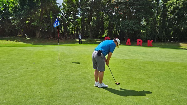 필리핀 클락의 한 골프장에서 한국 골퍼들이 다이아윙스 볼을 가지고 라운딩을 하고 있다. 2017년 첫 선을 보인 다이아윙스가 ‘20m 더 나가는 공인구 골프공’으로 아마추어 골퍼들 사이에서 큰 반향을 일으키며 8년 만에 국내외 골프 시장에서 두각을 나타내고 있다. 특히 강남 여사님들 사이에서 입소문을 타며 프리미엄 골프공 브랜드로 자리 잡았다. (사진 이민희 기자) 2025.09.30, snakorea.rc@gmail.com , *재판매 및 DB 금지