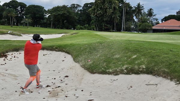 필리핀 클락의 한 골프장에서 한국 골퍼들이 다이아윙스 볼을 가지고 라운딩을 하고 있다. 2017년 첫 선을 보인 다이아윙스가 ‘20m 더 나가는 공인구 골프공’으로 아마추어 골퍼들 사이에서 큰 반향을 일으키며 8년 만에 국내외 골프 시장에서 두각을 나타내고 있다. 특히 강남 여사님들 사이에서 입소문을 타며 프리미엄 골프공 브랜드로 자리 잡았다. (사진 이민희 기자) 2025.09.30, snakorea.rc@gmail.com , *재판매 및 DB 금지
