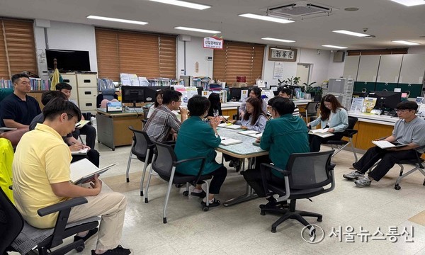 밀양시 산내면이 지방세 및 세외수입 체납 해소를 위한 직원회의를 진행하고 있다.