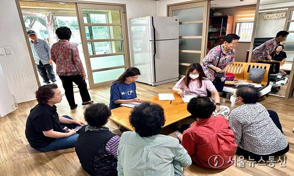 밀양시 가곡동에서 진행된 찾아가는 민생회복 소비쿠폰 신청 서비스 현장