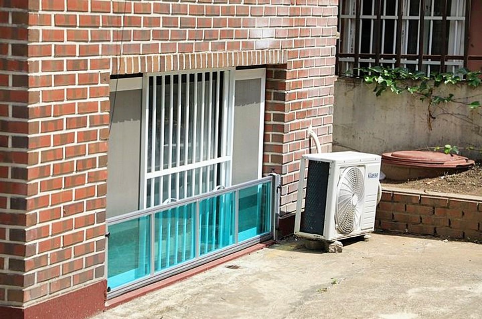 서울 한 반지하 매입임대주택에 침수방지시설(차수판)이 설치된 모습. (2025.10.01) / 사진 = 한국토지주택공사 제공