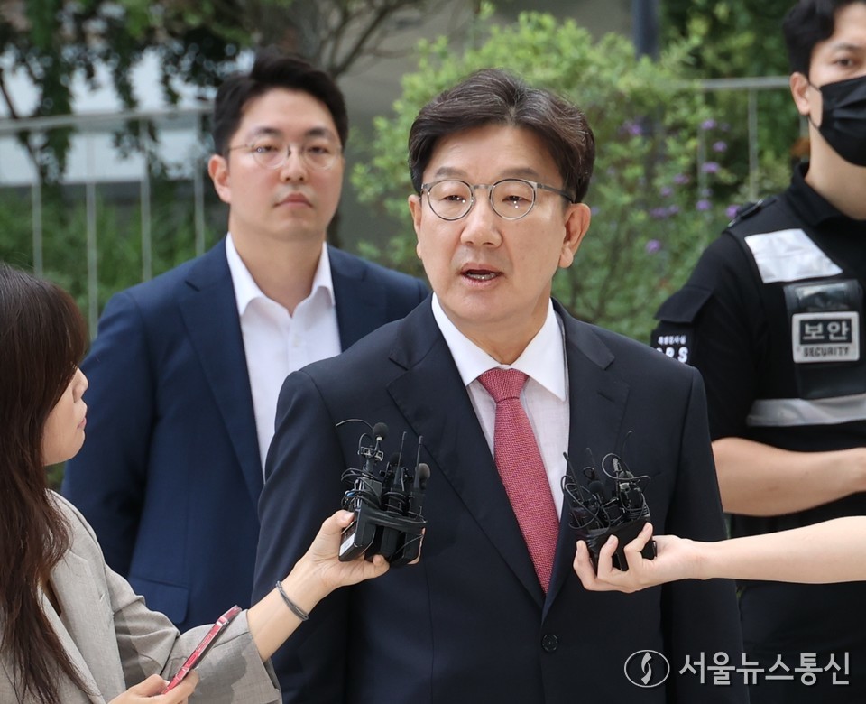 통일교 청탁 의혹을 받는 권성동 국민의힘 의원이 27일 서울 종로구 김건희특검팀에 피의자 신분으로 출석하며 취재진 질의에 답변하고 있다. (2025.08.27) / 사진 = 서울뉴스통신 이민희 기자