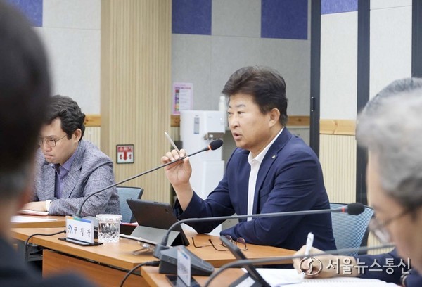 21일 최충규 대전대덕구청장이 구청 대회의실에서 열린 10월 확대간부회의에서 간부 공무원들에게 장애인, 홀몸 어르신 등 사회적 약자에 대한 예산 확보와 세심한 행정을 펼쳐 딜리고 당부하고 있다. / 사진 = 대전대덕구 제공 2025.10.01, snakorea.rc@gmail.com , *재판매 및 DB 금지