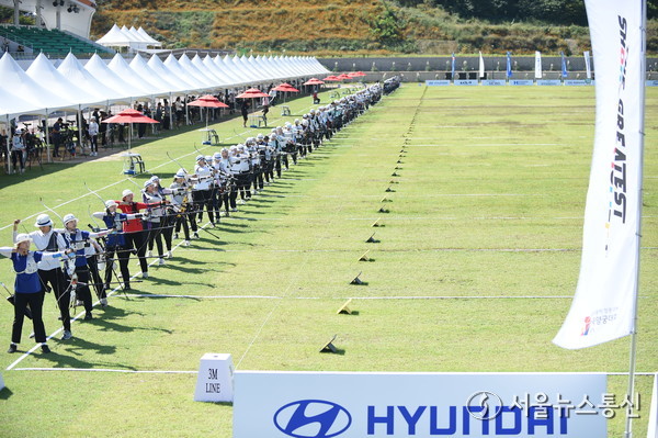 대한양궁협회는 오는 10월 1일부터 3일까지 광주국제양궁장과 광주 5·18 민주광장에서 ‘현대자동차 정몽구배 한국양궁대회 2025’를 진행한다. 예선은 1일 광주국제양궁장에서, 본선은 2~3일 광주 5·18 민주광장에서 열릴 예정이다. 1일 오후 광주국제양궁장에서 여자 선수들이 경기에 앞서 연습하고 있다. 사진 이민희 기자 2025.10.01, snakorea.rc@gmail.com , *재판매 및 DB 금지